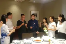 乐氏同仁堂百年老字号👍十四代传人 乐觉心 先生 大家一起敬酒😊视频封面