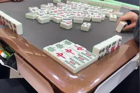 中发白全借杠了，真精彩啊#沈阳麻将 #耶牌不错哎