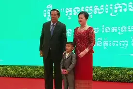 柬埔寨🇰🇭这个小孩子厉害了，受到洪森和夫人文拉妮颁发奖章🎖️
