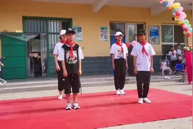 无老师指导，四个孩子利用放学时间自己想动作，排练视频封面
