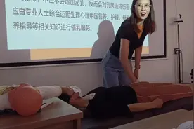 老师现场教学孕妇产后子宫按摩实操教学。。。
