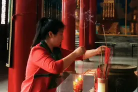 我想，生日最好的方式就是去寺院给父母供盏灯，为他们诵一部经视频封面