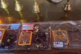 我们每个唐卡都从寺庙师傅开过光。给大家展示一下开光过程。