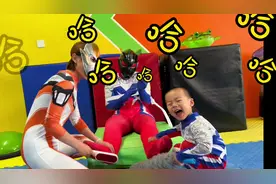 格丽乔被黑暗赛罗抓住挠脚心啦#亲子互动 #赛罗奥特曼  #挠痒痒