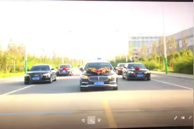 结婚的时候做的婚车是自家奔驰，后面的车是奥迪，这叫“奔你而来