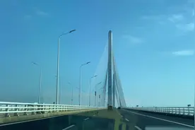 上海市通过海底隧道和跨海大桥前往崇明岛上。2023.10.11.视频封面