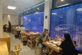 烧烤小店装修隔断用咱家的亚克力气泡墙，感觉清新上档次视频封面