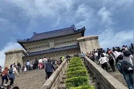 拜谒中山陵 中山先生是中国近代民族民主主义革命开拓者视频封面