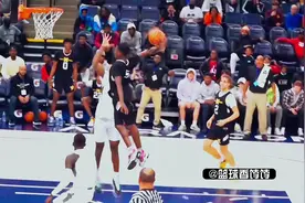 让我想起了当年科比被抢断后狂追28米送泰·劳森钉板大帽视频封面