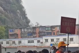 成千上万支医疗队伍前往百色支援百色。百色加油！视频封面