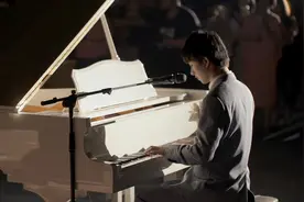 婚礼入场仪式，帅气新郎钢琴弹唱《爱就一个字》#婚礼仪式