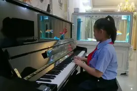 我可爱的宝贝在弹唱《五星红旗迎风飘扬》#认真的样子真可爱