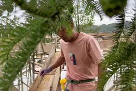 一个人盖房子第95集，这两天装梁梆，#农村自建别墅视频封面