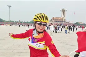 骑单车天安门一日游串烧，大家兴高采烈，在广场上唱歌跳舞