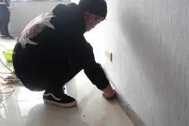 装修师傅经验告诉你，踢脚线一定要这样装，20年都用不坏！