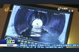 为疏通济南城区“下水道”，潜水员潜入3米深污水，跪地徒手清理