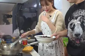 杜海涛拿沈阳名菜吓坏沈梦辰，杜海涛爸爸秀刀工，简直太厉害了视频封面