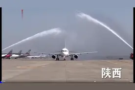 最美欢迎方式：“过水门”迎接医护人员凯旋，寓意“接风洗尘”