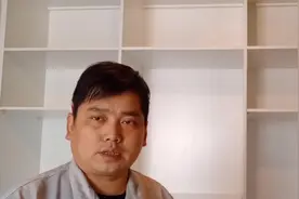 装修新房时，木工把大衣柜隔层设计成活动的，师傅考虑的很周到