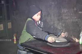 贵州大山孩子梦想当医生治爸爸的眼睛，穷人孩子早当家自己做饭吃视频封面