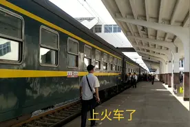 海南三亚坐火车在湛江站换乘，顺利登上到重庆的快车视频封面
