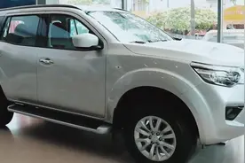 2020款日产途达高配版和低配版差别大吗？停一块对比一下就明白了