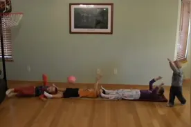 嘴叼奶嘴，身穿尿不湿的娃娃神投手！