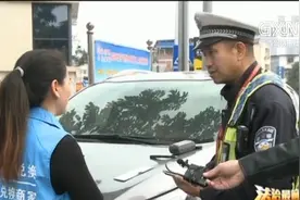 南宁：女子无证驾驶逾期未年检车辆上路，被交警处罚视频封面