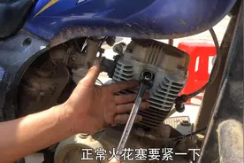 自己在家换摩托车火花塞没有工具怎么办？伍哥教你一招，轻松拆装视频封面