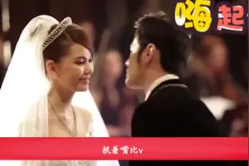 周杰伦开跑车带老婆兜风，昆凌抿嘴比 v，周杰伦默契配合撒狗粮