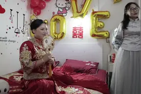 新娘性格开朗，爱说笑的风格，谁娶走以后的日子美透了！