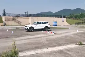 吉利博越PRO四驱，紧急避险过弯，这车身姿态可还行？