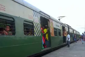 印度坐火车不要钱，随便上，真好！视频封面