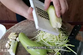 2个西葫芦，加1勺大酱，简单2步，5分钟做道东北“大酱炒西葫芦”