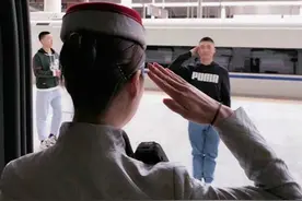 最佳范本！乘务员姐姐遇服兵役弟弟 时隔2年3个月迎来这9分钟相聚视频封面