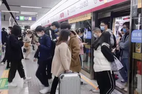 杭州乘公交车和地铁免费，为全民开放视频封面