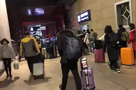 北京西火车站指引图！妹子提前探路买票，电子客票怎么选择？视频封面