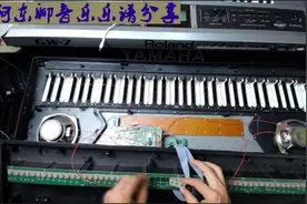 电子琴故障自己维修（新韵）：（1）琴键弹不响，拆机查看导电胶