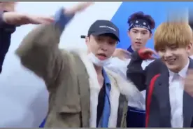 综艺：张艺兴突袭彩排后台，直接素颜上阵指导练习生视频封面