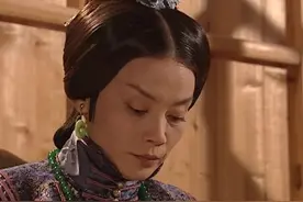 无盐女：婆婆心里难过吃不下东西，儿媳蹲在她的身边安慰她