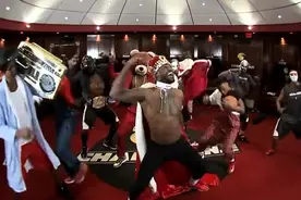 当年三巨头时期，热火队更衣室尬舞，詹姆斯和波什你俩认真的吗？视频封面