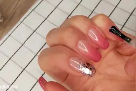 春季美甲方案 ：这款美甲款式低调又高级，有气质显手白视频封面