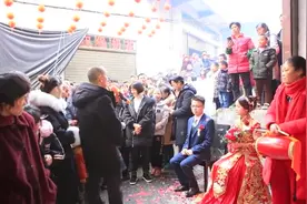 重庆小伙结婚，好多人围观，婆婆迎接新娘进家时，给了两万元钱视频封面