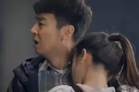 美女喝醉了，抱着小伙不撒手，缠上了视频封面