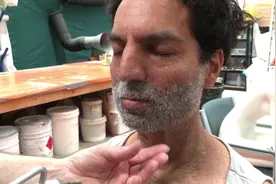 电影中的胡子特效妆，原来是这样弄的，看着好有男人味！视频封面