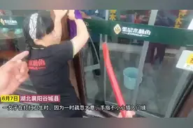 湖北襄阳：女子做卫生疏忽大意被卡住 消防秒救援图片