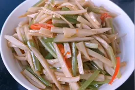 《莲藕炒西芹》清脆爽口，营养美味，老人孩子的最爱。