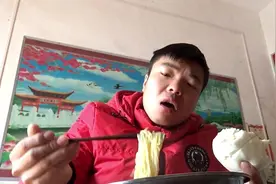 辉弟在家做香菇炖鸡面，加两个鸡蛋，倒一勺小磨香油，一次吃过瘾视频封面
