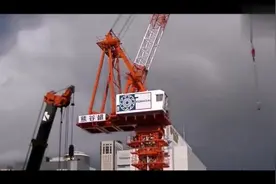 实拍大型工程龙门吊组装