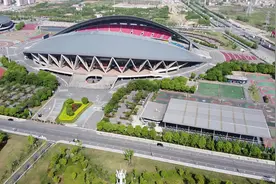 航拍金华 湖海塘 金华体育馆 （有人在玩降落伞 但没见着飞机啊）